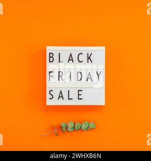 Schwarzer freitag-Verkaufstext auf weißem Leuchtkasten Stockfoto