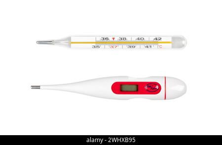 Klassisches traditionelles Quecksilberthermometer aus Glas und ein digitales elektronisches Thermometer, zwei verschiedene Objekte isoliert auf weißem Hintergrund, Ausschnitt, Draufsicht. Stockfoto