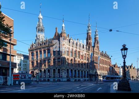 Amsterdam, Niederlande - 27. August 2017: Das Einkaufszentrum Magna Plaza (das ehemalige Hauptpostamt von Amsterdam) ist ein monumentales Gebäude Stockfoto