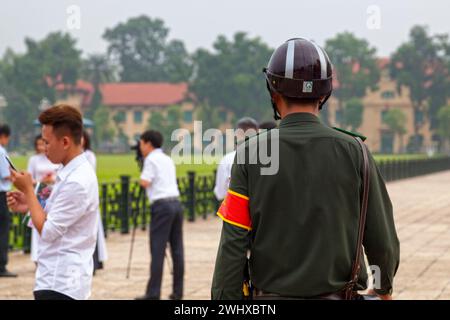 Hanoi, Vietnam - 18. August 2018: Polizist gegenüber dem Ho Chi Minh Mausoleum. Stockfoto