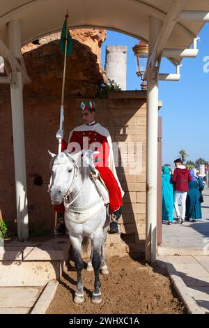 Rabat, Marokko - 25. Januar 2018: Eine königliche marokkanische Garde auf einem Pferd am Haupteingang der Esplanade Yacoub al-Mansour. Stockfoto