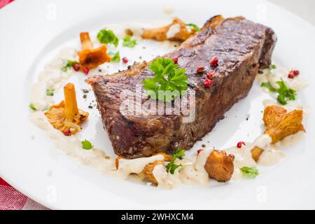 Gegrilltes Rumpsteak mit Pfifferlingen Stockfoto