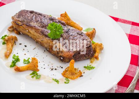 Gegrilltes Rumpsteak mit Pfifferlingen Stockfoto