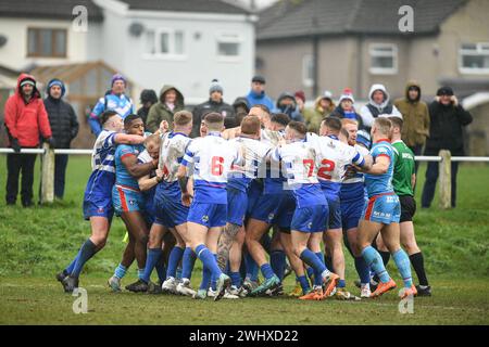 Halifax, England - 7. Februar 2024 - Spieler tauschen ihre Meinung aus. Rugby League Challenge Cup, Siddal ARLFC vs Wakefield Trinity in Chevinedge (Siddal Sports and Community Centre), Halifax, UK Dean Williams Stockfoto