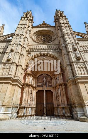 Gotische mittelalterliche Kathedrale La Seu und Königspalast La Almudaina. Palma de Mallorca. Balearen Spanien. Stockfoto