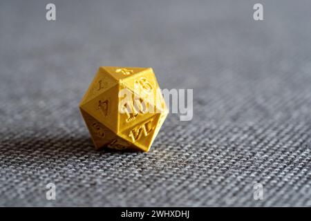 Goldene 3D-gedruckte d20-RPG-Spielwürfel auf einem Bettobjekt Makrodetail, extreme Nahaufnahme, niemand. Tabletop-RPG-Brettspiele, larp und 3D-Druck Stockfoto