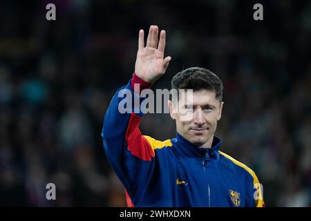 Girona, Spanien. Februar 2024. BARCELONA, SPANIEN - 11. FEBRUAR: Robert Lewandowski winkt den Fans vor dem Spiel zwischen dem FC Barcelona und Granada im Olympiastadion Lluís Companys am 11. Februar 2024 in Girona, Spanien. (Foto: Sara Aribó/PxImages/SIPA USA) Credit: SIPA USA/Alamy Live News Stockfoto