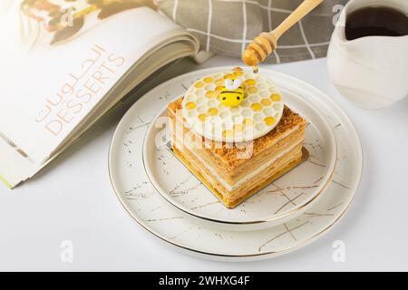 Napoleon-Kuchen mit Honig auf weißem Hintergrund Stockfoto