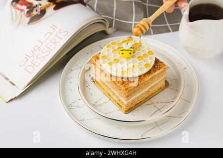 Napoleon-Kuchen mit Honig auf weißem Hintergrund Stockfoto