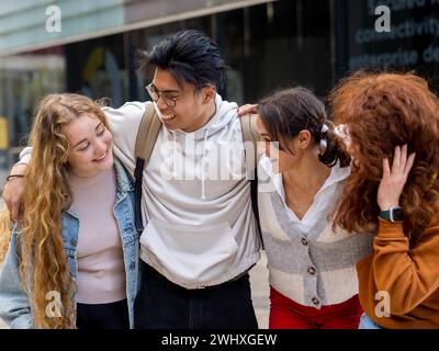 Gruppe von Millennials Teenager-Freunden, die Spaß haben, während sie sich in einer Stadt miteinander unterhalten Stockfoto