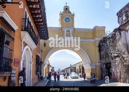 Bogen von Santa Catalina mit Volcan de Agua dahinter, Calle del Arco, Antigua, Sacatepéquez Departement, Republik Guatemala Stockfoto