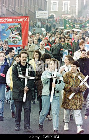 Verwandte tragen Kreuze mit den Namen von Marschierenden, die von britischen Soldaten getötet wurden anlässlich des 20. Jahrestages des Bloody Sunday in der Gegend von Bogside, 26. Januar 1992 in Londonderry, Nordirland, töteten britische Soldaten 14 Marschierer während einer katholischen Bürgerrechtsprozession zur Guildhall im Jahr 1972. Stockfoto