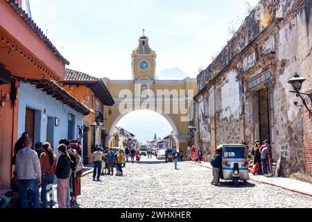 Bogen von Santa Catalina mit Volcan de Agua dahinter, Calle del Arco, Antigua, Sacatepéquez Departement, Republik Guatemala Stockfoto