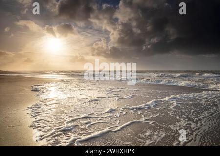 Wunderschöner Sonnenuntergang über Sand Nordseestrand Stockfoto