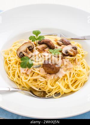 Spaghetti Carbonara mit braunem Pilz Stockfoto