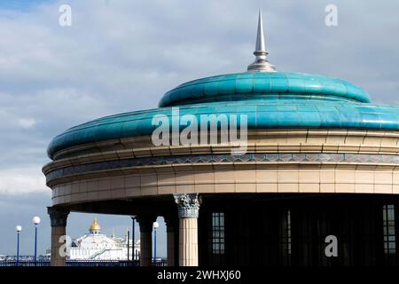 Eastbourne Pier, vom Bandstand aus gesehen, ist ein Vergnügungspier am Meer in Eastbourne, East Sussex, an der Südküste Englands Stockfoto