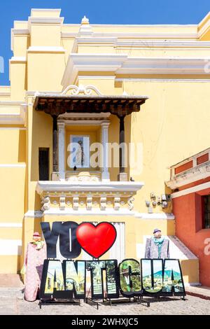 Love Antigua Schild in La Merced Kirche und Kloster, Calle del Arco, Antigua, Sacatepéquez Abteilung, Republik Guatemala Stockfoto