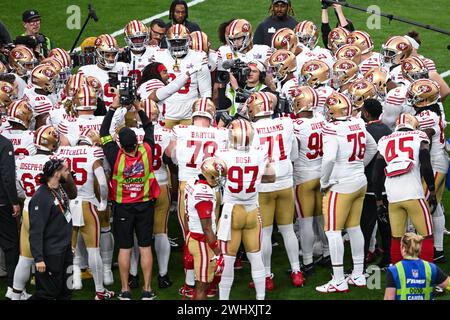 Las Vegas, USA. Februar 2024. San Francisco 49ers Linebacker #54 Fred Warner spricht mit seinem Team vor dem Super Bowl LVIII zwischen den San Francisco 49ers und den Kansas City Chiefs, die am 11. Februar 2024 im Allegiant Stadium in Las Vegas, Nevada stattfanden. (Foto: Anthony Behar/SIPA USA) Credit: SIPA USA/Alamy Live News Stockfoto