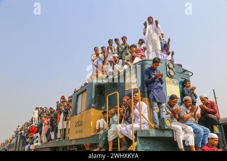 Dhaka, Bangladesch. Februar 2024. Muslimische Gläubige aus Bangladesch nehmen am 11. Februar 2024 an Akheri Munajat Teil, dem letzten Gebet auf dem Dach des Zuges in der muslimischen Weltkongregation Biswa Ijtema in Tongi, nördlich von Dhaka, Bangladesch. (Foto: Nahid Hasan/Pacific Press) Credit: Pacific Press Media Production Corp./Alamy Live News Stockfoto