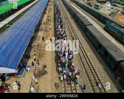 Dhaka, Bangladesch. Februar 2024. Muslimische Gläubige aus Bangladesch nehmen am 11. Februar 2024 an Akheri Munajat Teil, dem letzten Gebet auf dem Dach des Zuges in der muslimischen Weltkongregation Biswa Ijtema in Tongi, nördlich von Dhaka, Bangladesch. (Foto: Nahid Hasan/Pacific Press) Credit: Pacific Press Media Production Corp./Alamy Live News Stockfoto