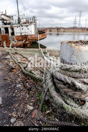 Ein altes Schiff ohne Menschen lief während des Krieges mit Russland in der Ukraine auf Grund Stockfoto