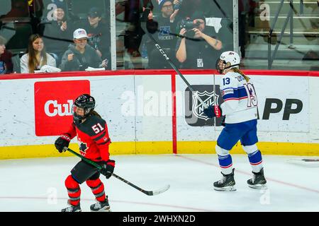 Minneapolis, Minnesota, USA. Februar 2024. Team USA Stürmer GRACE ZUMWINKLE feiert im Xcel Energy Center in St. 2024 in der zweiten Phase der Rivalry Series zwischen den USA und Kanada ein verkürztes Tor Paul, MN am 11. Februar 2024. Kanada gewann mit 6:1. (Kreditbild: © Steven Garcia/ZUMA Press Wire) NUR REDAKTIONELLE VERWENDUNG! Nicht für kommerzielle ZWECKE! Stockfoto