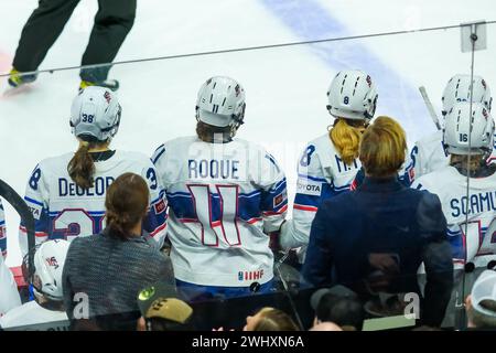 Minneapolis, Minnesota, USA. Februar 2024. Spieler auf der Bank des Teams USA während der 2. Periode der Rivalry Series 2024 zwischen den USA und Kanada im Xcel Energy Center in St. Paul, MN am 11. Februar 2024. Kanada gewann mit 6:1. (Kreditbild: © Steven Garcia/ZUMA Press Wire) NUR REDAKTIONELLE VERWENDUNG! Nicht für kommerzielle ZWECKE! Stockfoto