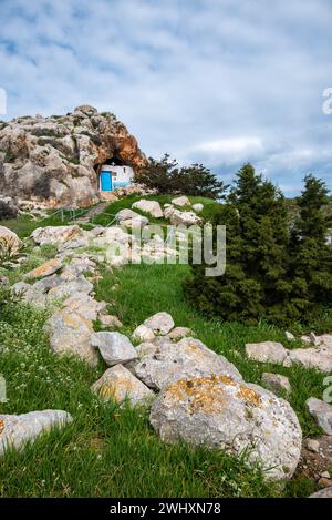 Christlich-orthodoxe Kirche auf den Felsen. Blauer bewölkter Himmel Stockfoto