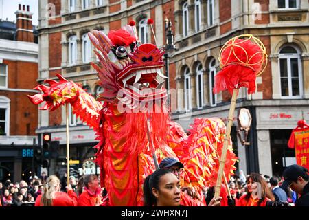 Charing Cross Road, London, Großbritannien. Februar 2024. Die chinesische Neujahrsparade hat viele Drachen, die das Jahr des Drachen repräsentieren. Tausende von Menschen nahmen an der chinesischen Feier in London Teil, bei der Parader in traditionellen chinesischen Kostümen, chinesische Wagen, Löwentänze und Drachentänze auftraten. Das Mondneujahr 2024 ist das Jahr des Drachen. Die Chinesische Gemeinschaft in London organisierte eine Parade entlang der Charing Cross Road in London Chinatown und trat am Trafalgar Square auf. Quelle: Siehe Li/Picture Capital/Alamy Live News Stockfoto