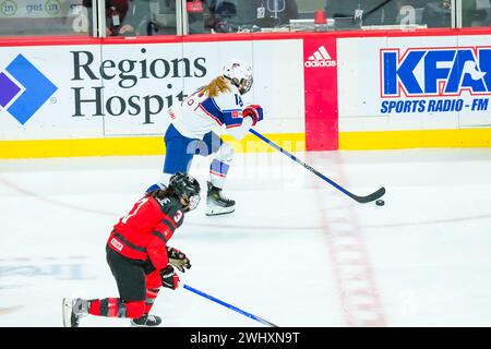 Minneapolis, Minnesota, USA. Februar 2024. Team USA Stürmer JESSE COMPHER greift mit dem Puck während der 2. Periode der Rivalry Series 2024 zwischen den USA und Kanada im Xcel Energy Center in St. Paul, MN am 11. Februar 2024. Kanada gewann mit 6:1. (Kreditbild: © Steven Garcia/ZUMA Press Wire) NUR REDAKTIONELLE VERWENDUNG! Nicht für kommerzielle ZWECKE! Stockfoto