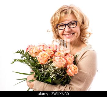 Reife, enthusiastische Frau mit Rosenstrauß Stockfoto