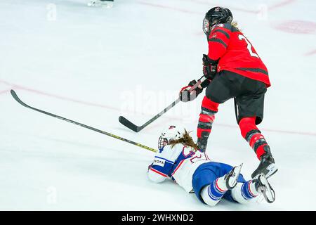 Minneapolis, Minnesota, USA. Februar 2024. Team USA Stürmer GABBIE HUGHES fällt während der 2. Periode der Rivalry Series 2024 zwischen den USA und Kanada im Xcel Energy Center in St. Paul, MN am 11. Februar 2024. Kanada gewann mit 6:1. (Kreditbild: © Steven Garcia/ZUMA Press Wire) NUR REDAKTIONELLE VERWENDUNG! Nicht für kommerzielle ZWECKE! Stockfoto