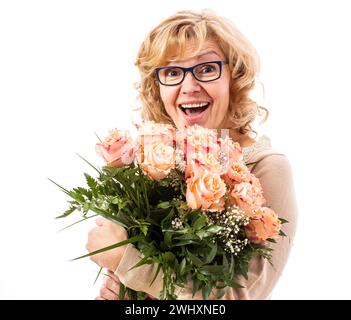 Reife, enthusiastische Frau mit Rosenstrauß Stockfoto