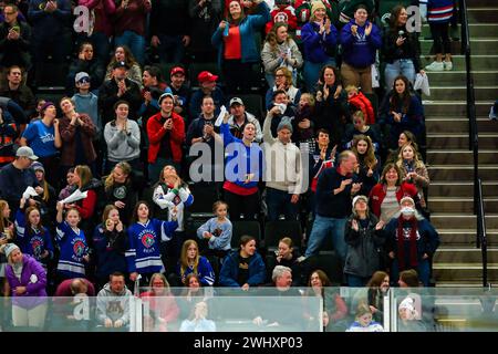 Minneapolis, Minnesota, USA. Februar 2024. Die Zuschauer feiern ein Tor von Team USA Stürmer GRACE ZUMWINKLE während der 2. Periode der Rivalry Series 2024 zwischen den USA und Kanada im Xcel Energy Center in St. Paul, MN am 11. Februar 2024. Kanada gewann mit 6:1. (Kreditbild: © Steven Garcia/ZUMA Press Wire) NUR REDAKTIONELLE VERWENDUNG! Nicht für kommerzielle ZWECKE! Stockfoto