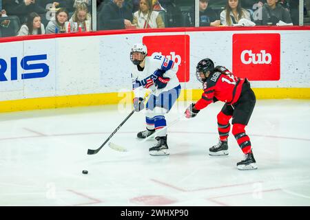 Minneapolis, Minnesota, USA. Februar 2024. Team USA Stürmer GRACE ZUMWINKLE übergibt den Puck während der 2. Periode der Rivalry Series 2024 zwischen den USA und Kanada im Xcel Energy Center in St. Paul, MN am 11. Februar 2024. Kanada gewann mit 6:1. (Kreditbild: © Steven Garcia/ZUMA Press Wire) NUR REDAKTIONELLE VERWENDUNG! Nicht für kommerzielle ZWECKE! Stockfoto