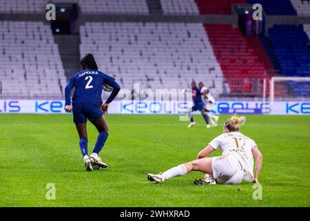 Lyon, Frankreich. Februar 2024. Thiniba Samoura (2 PSG) und Ellie Carpenter (12 Olympique Lyonnais) im Spiel D1 Arkema zwischen Olympique Lyonnais und Paris Saint-Germain im Groupama-Stadion in Lyon, Frankreich. (Pauline FIGUET/SPP) Credit: SPP Sport Press Photo. /Alamy Live News Stockfoto