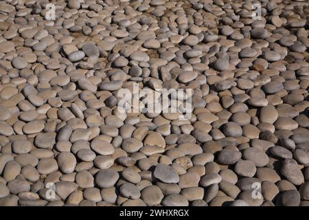 Große, glatte, abgerundete Kieselsteine am Strand, Rhodos, Griechenland. Stockfoto