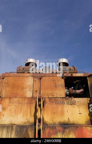 Teilansicht des Dieselmotorraums am alten Bagger. Stockfoto