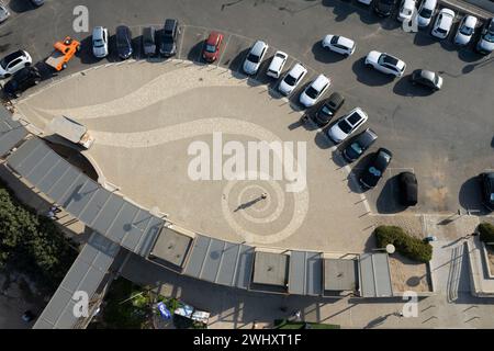 Drone-Draufsicht auf den Parkplatz. Fahrzeuge, die in einer Reihe auf dem Straßenpark im Freien geparkt werden Stockfoto