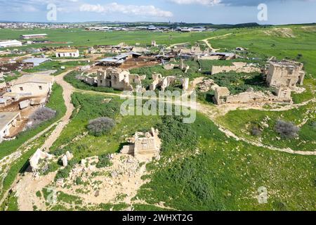 Drohnen-Luftaufnahme eines verlassenen Dorfes. Ruinen der verlassenen Altstadt Stockfoto