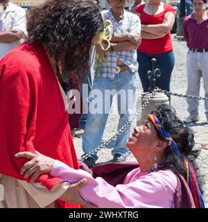 Antigua, Guatemala. Jesus trifft die samaritanische Frau am Brunnen. (Johannes 4:1-30). Palmensonntag Nachstellung der Ereignisse im Leben Jesu. Stockfoto