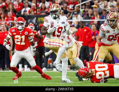 Las Vegas, Usa. Februar 2024. San Francisco 49ers Wide Receiver Deebo Samuel (19) macht einen Empfang vor den Kansas City Chiefs Securities Mike Edwards (21) und Justin Reid (20) während der ersten Hälfte des Super Bowl LVIII im Allegiant Stadium in Las Vegas, Nevada, am Sonntag, den 11. Februar 2024. Foto: John Angelillo/UPI Credit: UPI/Alamy Live News Stockfoto
