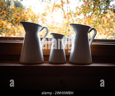 Drei Dosen am Fenster Stockfoto