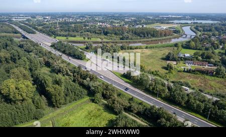 Mechelen, Provinz Antwerpen, Belgien, 06 09 2023, Luftaufnahme der Autobahn E19 zwischen Brüssel und Antwerpen mit Verkehr, hoch Stockfoto