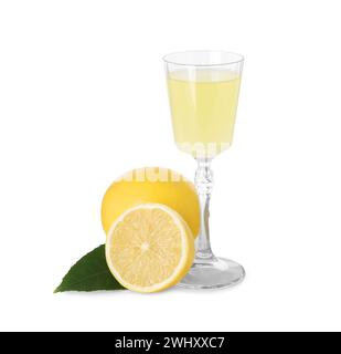 Likörglas mit leckerem Limoncello, Zitronen und grünem Blatt isoliert auf weiß Stockfoto