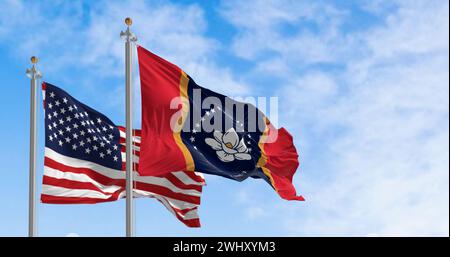 Mississippi Staatsflagge winkt mit der amerikanischen Flagge an einem klaren Tag Stockfoto