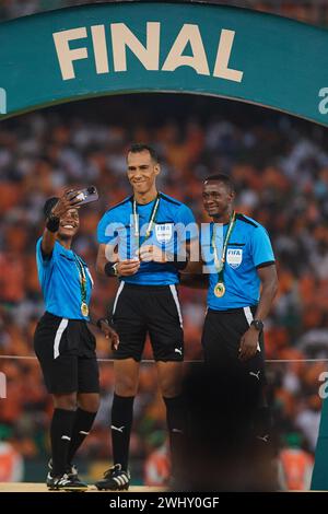 AFACON FINAL, ABIDJAN, ELFENBEINKÜSTE, FREITAG, 11. FEBRUAR, 2024. die Schiedsrichterstelle erhält ihre Medaille Stockfoto