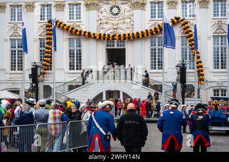 Sturm auf das Rathaus in Bonn. Das Bonner Rathaus kurz vor dem Sturm durch die Stadtsoldaten, angeführt von den Bonner Karnevalshoheiten Prinz Cornelius I. und Bonna Carina I. Noch sind die Truppen rund um das Prinzenpaar nicht eingetroffen. Bonn Nordrhein-Westfalen Deutschland *** Sturm auf das Rathaus in Bonn Bonns Rathaus kurz vor dem Sturm durch die Stadtsoldaten, angeführt von Bonns Karnevalsfürsten Prinz Cornelius I. und Bonna Carina I., sind die Truppen um den Prinzen und die Prinzessin noch nicht in Bonn Nordrhein-Westfalen angekommen Stockfoto