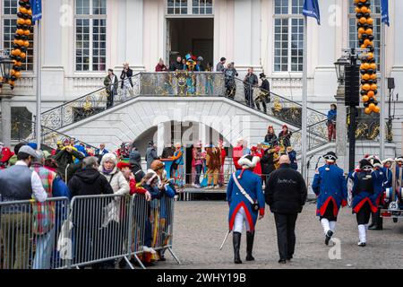 Sturm auf das Rathaus in Bonn. Das Bonner Rathaus kurz vor dem Sturm durch die Stadtsoldaten, angeführt von den Bonner Karnevalshoheiten Prinz Cornelius I. und Bonna Carina I. Noch sind die Truppen rund um das Prinzenpaar nicht eingetroffen. Bonn Nordrhein-Westfalen Deutschland *** Sturm auf das Rathaus in Bonn Bonns Rathaus kurz vor dem Sturm durch die Stadtsoldaten, angeführt von Bonns Karnevalsfürsten Prinz Cornelius I. und Bonna Carina I., sind die Truppen um den Prinzen und die Prinzessin noch nicht in Bonn Nordrhein-Westfalen angekommen Stockfoto