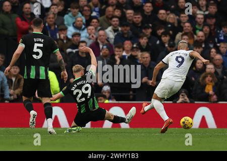London, Großbritannien. Februar 2024. Richarlison aus Tottenham Hotspur hat einen Schuss von Jan Paul van Hecke aus Brighton & Hove Albion während des Premier League-Spiels zwischen Tottenham Hotspur und Brighton und Hove Albion im Tottenham Hotspur Stadium in London am 10. Februar 2024 blockiert. Foto von Ken Sparks. Nur redaktionelle Verwendung, Lizenz für kommerzielle Nutzung erforderlich. Keine Verwendung bei Wetten, Spielen oder Publikationen eines einzelnen Clubs/einer Liga/eines Spielers. Quelle: UK Sports Pics Ltd/Alamy Live News Stockfoto